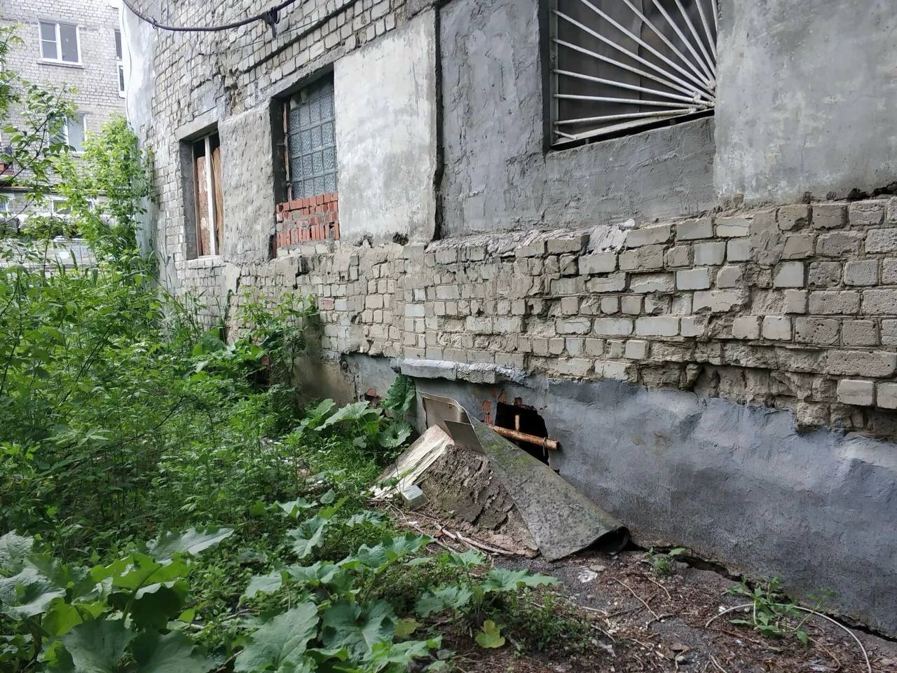 Саратовцы пожаловались на антисанитарию и разрушение подъезда в жилом доме Саратовцы пожаловались на антисанитарию и разрушение подъезда в жилом доме